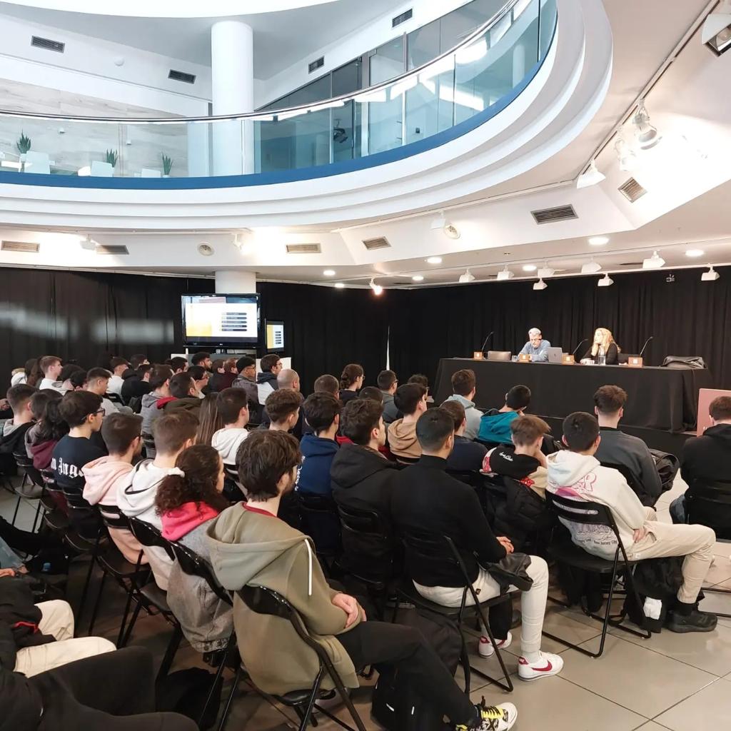 BytemasterSA's tweet image. 🙋🏽Nuestro CEO Xavier Camps, junto con nuestra responsable de RRHH, Alma Maseda, tuvieron el honor de participar en la #techweek2023 de @fpescolapia Mataro.

🤓 Nos encanta participar en iniciativas tan valiosas para los estudiantes. 

🎙️ ¡Gracias por esta oportunidad!