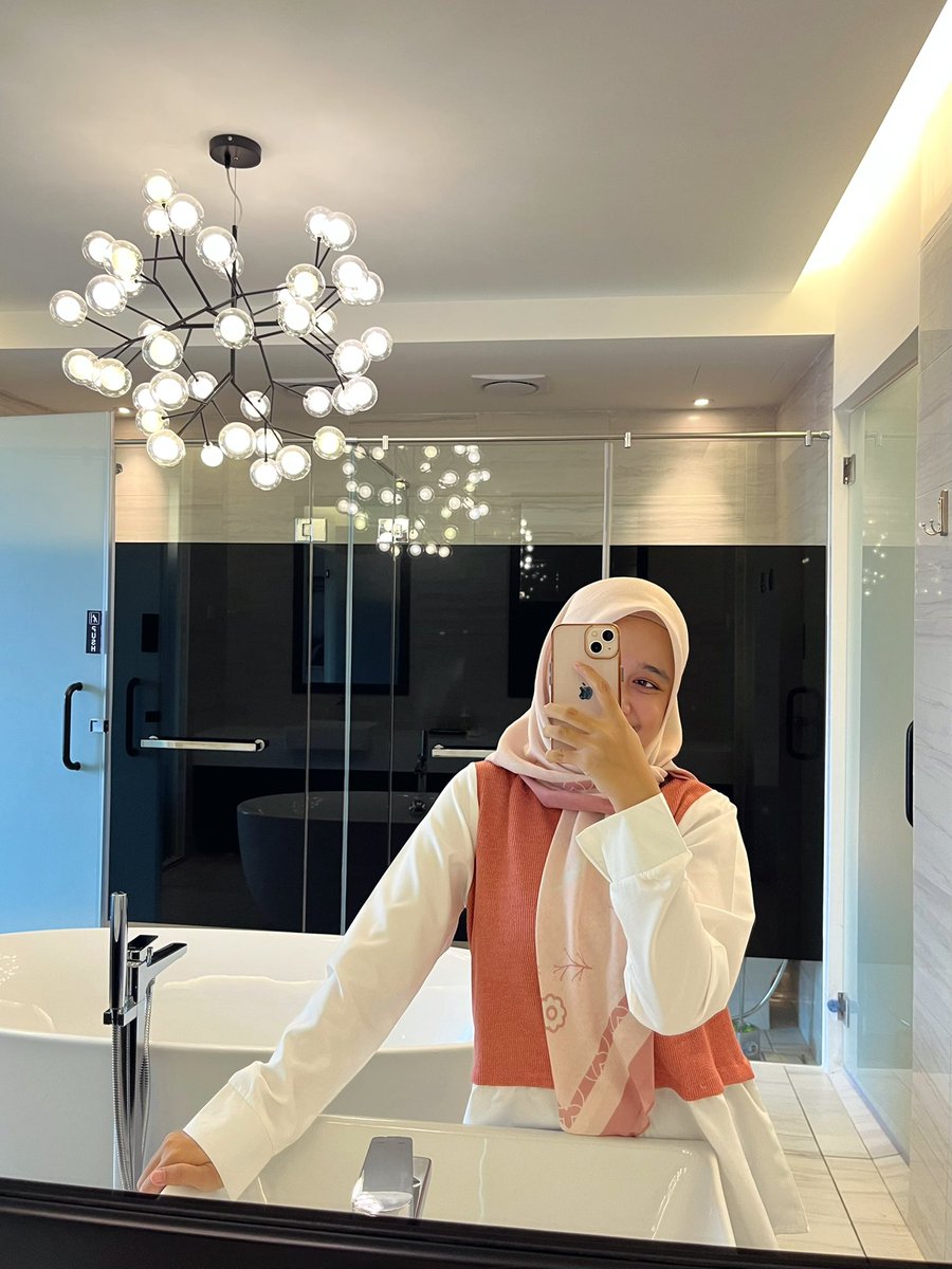Nurintashaa's tweet photo. Best lah bilik i. Selesa. Ada bath tub. Tengah city. Macam tak percaya RM150?!! https://t.co/KfMULisRIN