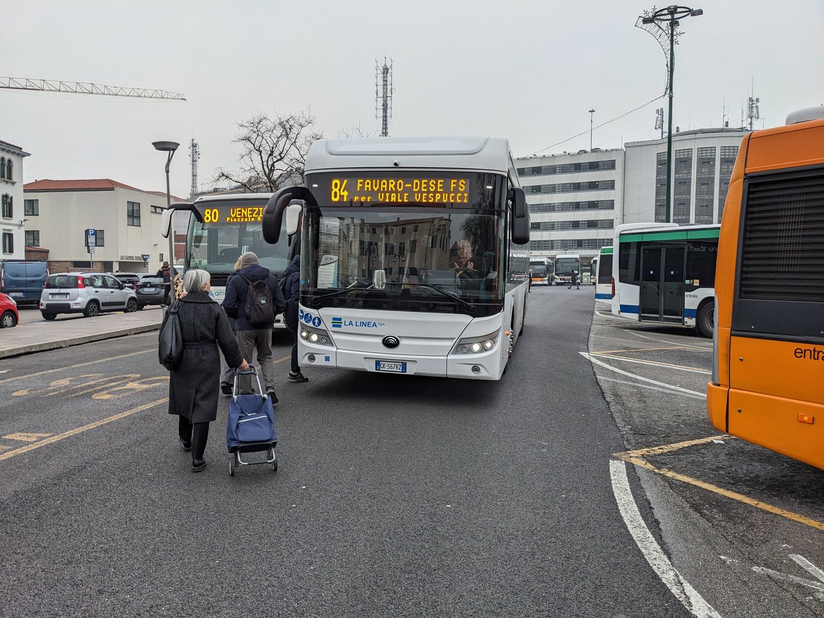 Ma è normale che in tutta Ple Roma non ci sia un'altra corsia per il PK1 e si debba montare/smontare al volo sul 84? 🚍 @muoversivenezia @veneziaunica #EnjoyRespectVenezia