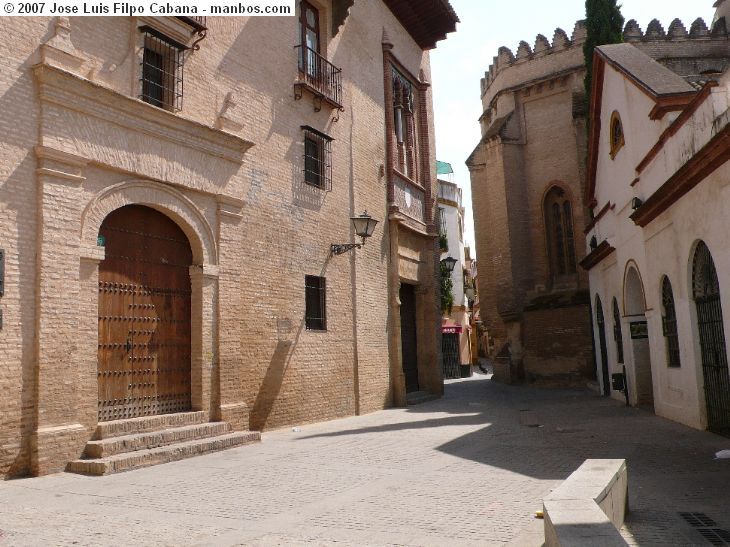 ElCicerone_'s tweet photo. El fantasma de la dama de blanco del palacio de los marqueses de la Algaba. El palacio de mediados del siglo XV situado en la collacion de Omnium Sanctorum, justo detrás del mercado de la calle feria. Construido por don Juan de Guzmán, primer señor de la Algaba, https://t.co/LpYxPkJMHC