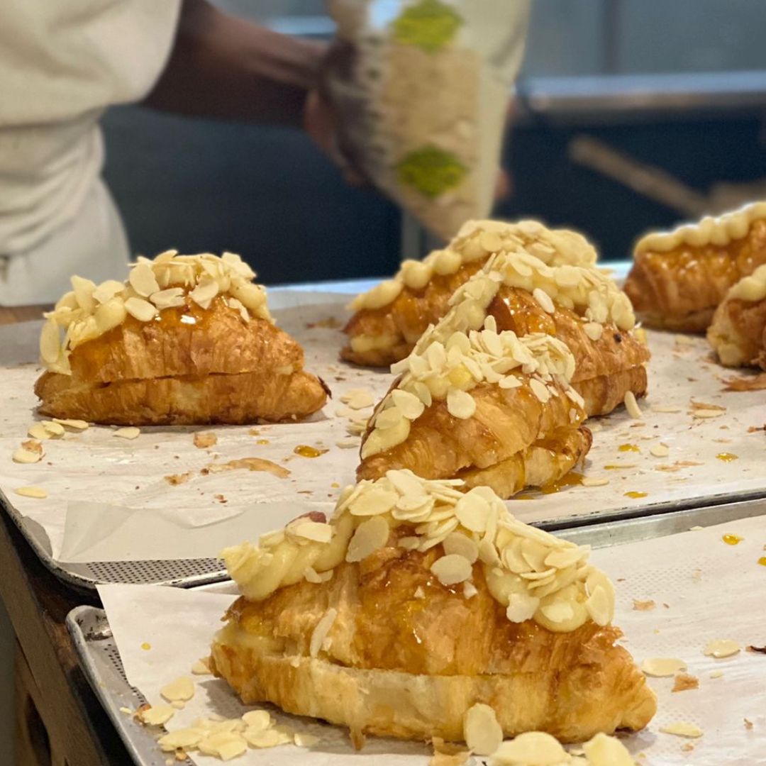 Amasacafe's tweet photo. ¡Tras bambalinas!!!🙊 En nuestro obrador preparando delicias recién horneadas sin parar!! 😋💚
 
#croissant #croissantartesano #delicia #madrid #majadahonda #lasrozasdemadrid #mercadochamartin #chamartin #deliciasartesanas #cafatería #cafteríamadrid #croissantmadrid https://t.co/Ijs9D9lr6A
