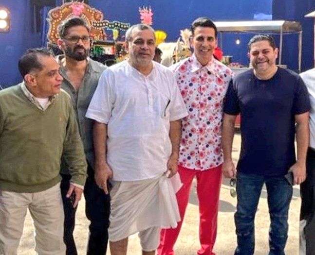 theprayagtiwari's tweet photo. #HeraPheri3 
'Why are you so happy?, It's just a picture'

The picture: https://t.co/p7qqIRSUem