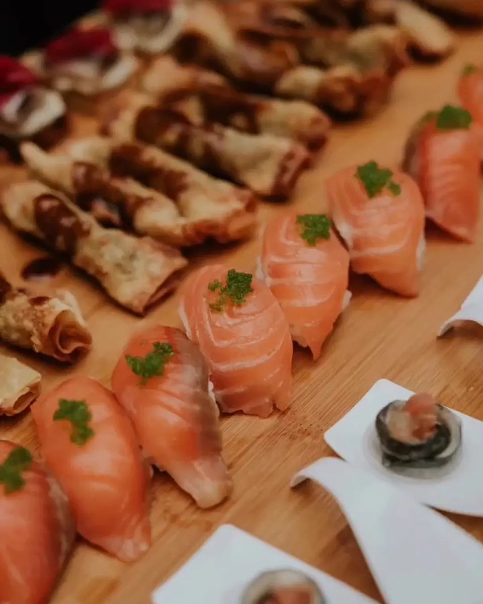 ¡Marchando una de deliciosos aperitivos de boda! 😊💥
Foto de @elenamurfotografia.
#lacapillapalaciodeaviles