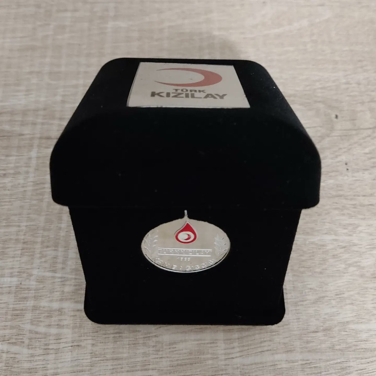 AbdullahOZLU1's tweet photo. Kan Üretilemeyen tek ilaçtır ve Kaynağı yalnızca insandır. 
25.kez kan bağışı yaptığım için tarafıma bugün gönderilen gümüş madalya beni ziyadesiyle memnun etti. Bu manevi huzuru anlatamam. Teşekkürler @Kizilay
 @KanverOrg @dkaradenizBKM https://t.co/3h00i6h6XY