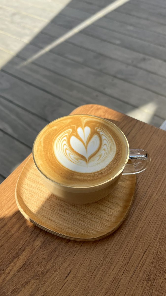 newworkfun's tweet photo. 今日は北参道のKITASANDO COFFEEへ
PASS有WiFi有、電源なし
机がないので作業には全く不向きだけど、ウッドデッキのテラス席が今日みたいな天気のいい日には最高に気持ちが良いカフェ
たまには考え事にふけるのも有りかなと思わせる
オープンが8時なのも👍
#朝活 #カフェ巡り https://t.co/TRemrVIl2C