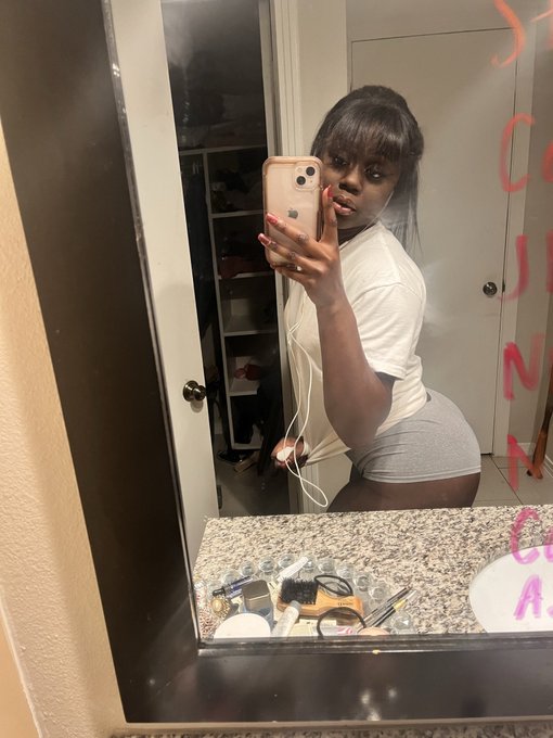 Hey lovers please go follow my new instagram https://t.co/gYlx9qZdrc thanks baby good night 😘 https://t