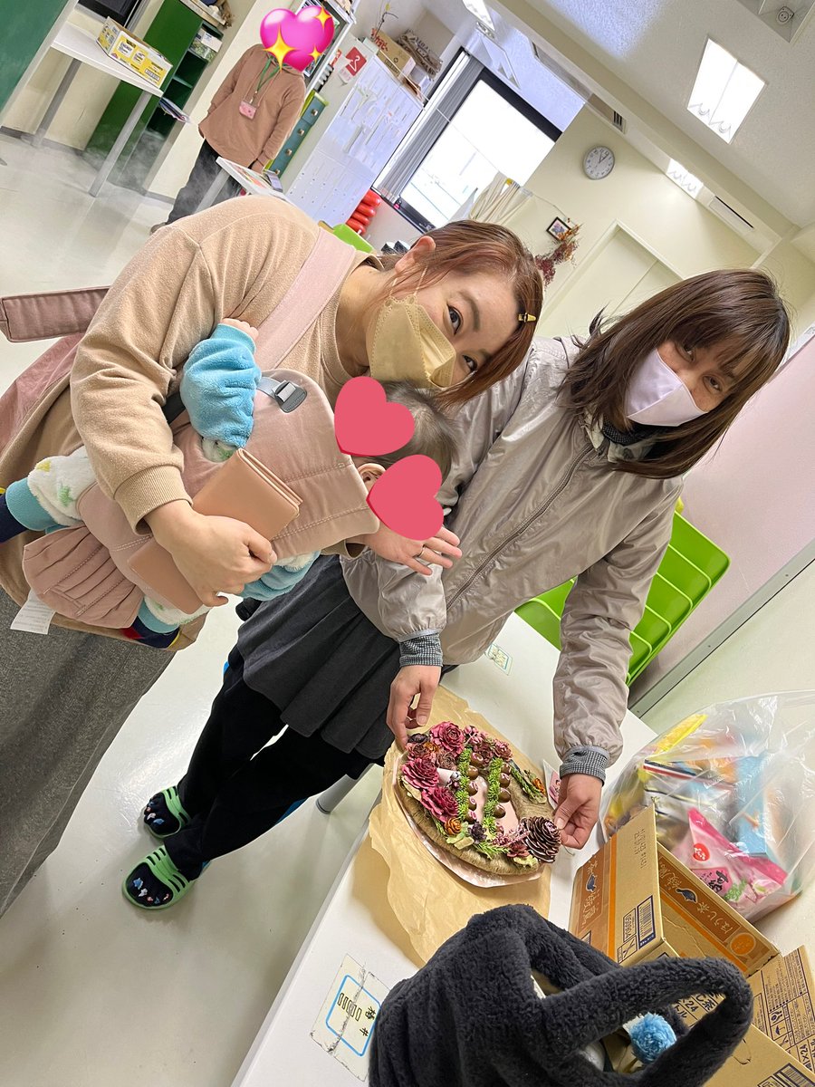 limegreen5552's tweet photo. お久しぶりの投稿になります。

ありがたい事に、秋以降は
シダーローズシーズンもあり
年明けまで、販売会やら駐車場販売やら
それに伴い製品作りと。

キッチンカーのロゴ風オーダーリースの
納品を引き取りに可愛いお客様が訪問して下さいました。
楽しかった〜。 https://t.co/7oaunmVRsH