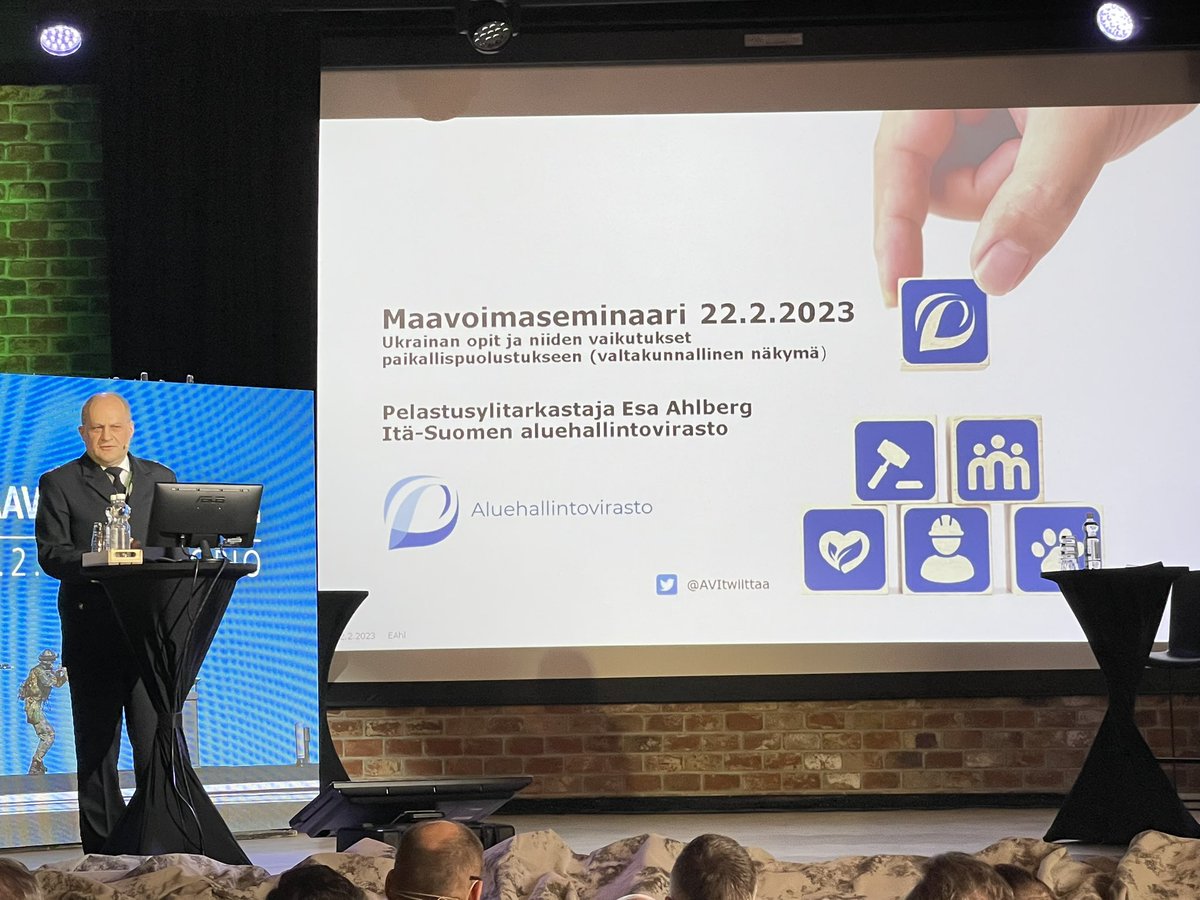 #Maavoimaseminaari aurinkoisessa @Kuopionkaupunki puitteissa. 
Asiantuntemusta lavalla: @FIARCOM @rajavartijat @AVItwiittaa @HybridCoE @MMaenpaa1 #kokonaisturvallisuus #varautuminen #viranomaisyhteistyö #yhdessä #maanpuolustustahto #reservi #vapaaehtoisuus