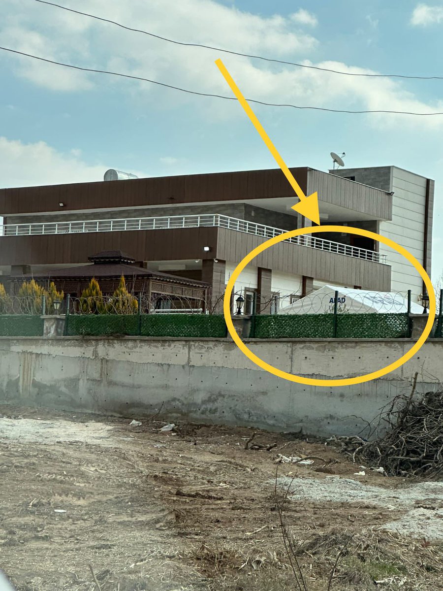 ugur_yumuk_'s tweet photo. Şanlıurfa AKP ilçe başkanının evi ve bahçesindeki de AFAD çadırı. Depremzedeler de çadır yok. Torpilin özeti!! https://t.co/9e9my4m42D