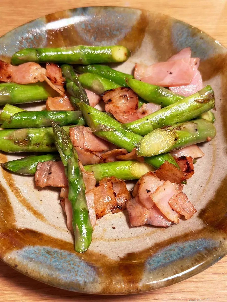 アスパラベーコン
➀アスパラを4cmくらいの斜め切り、ベーコンは1cm幅くらいに切る。
➁アスパラを炒め、塩胡椒適量ふる。
③アスパラの色が鮮やかな緑になったらベーコンと顆粒コンソメを入れ更に炒めたら完成！
#料理 #アスパラ #美味しい #簡単 #レシピ