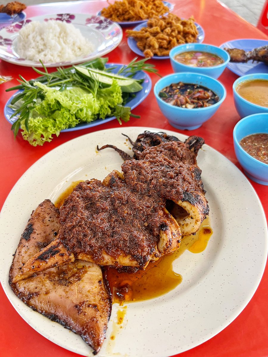 Twt_Cyberjaya's tweet photo. Antara port best kalau nak makan sotong bakar. Pandai akak tu bakar, sotong lembut &amp; tak liat. 

Sambal rempah yang dicurah atas sotong tu pun mantap. https://t.co/nfzlGCv0RW