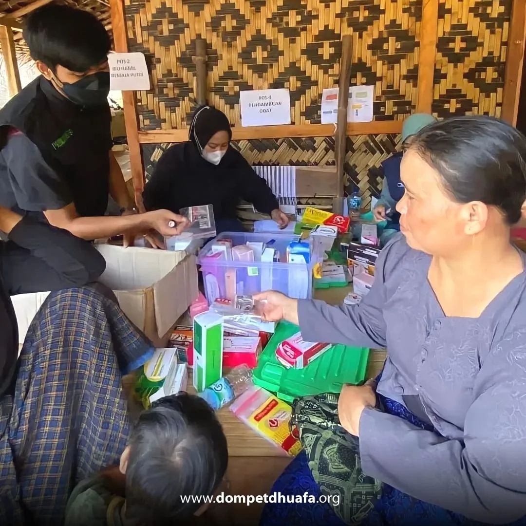 dompetdhuafaorg's tweet photo. 1. "Senangnya Alhamdulillah dapat obat gratis karena jarak puskesmas jauh, sehingga kesulitan untuk berobat ke sana" Salah satu penerima manfaat layanan kesehatan cuma-cuma (LKC) sasar Desa Kanekes Baduy. https://t.co/WzPThsgafc