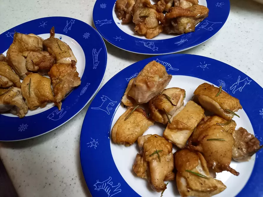 ➀鶏もも肉は、食べやすい大きさに切る。
➁醤油を入れて、よく混ぜ、塩コショウをふる。
③天板に鶏もも肉を並べ、お好みでローズマリーをのせる。200度に温めたオーブンで、15分焼いたら完成！
#料理 #美味しい #簡単 #鶏モモ #レシピ