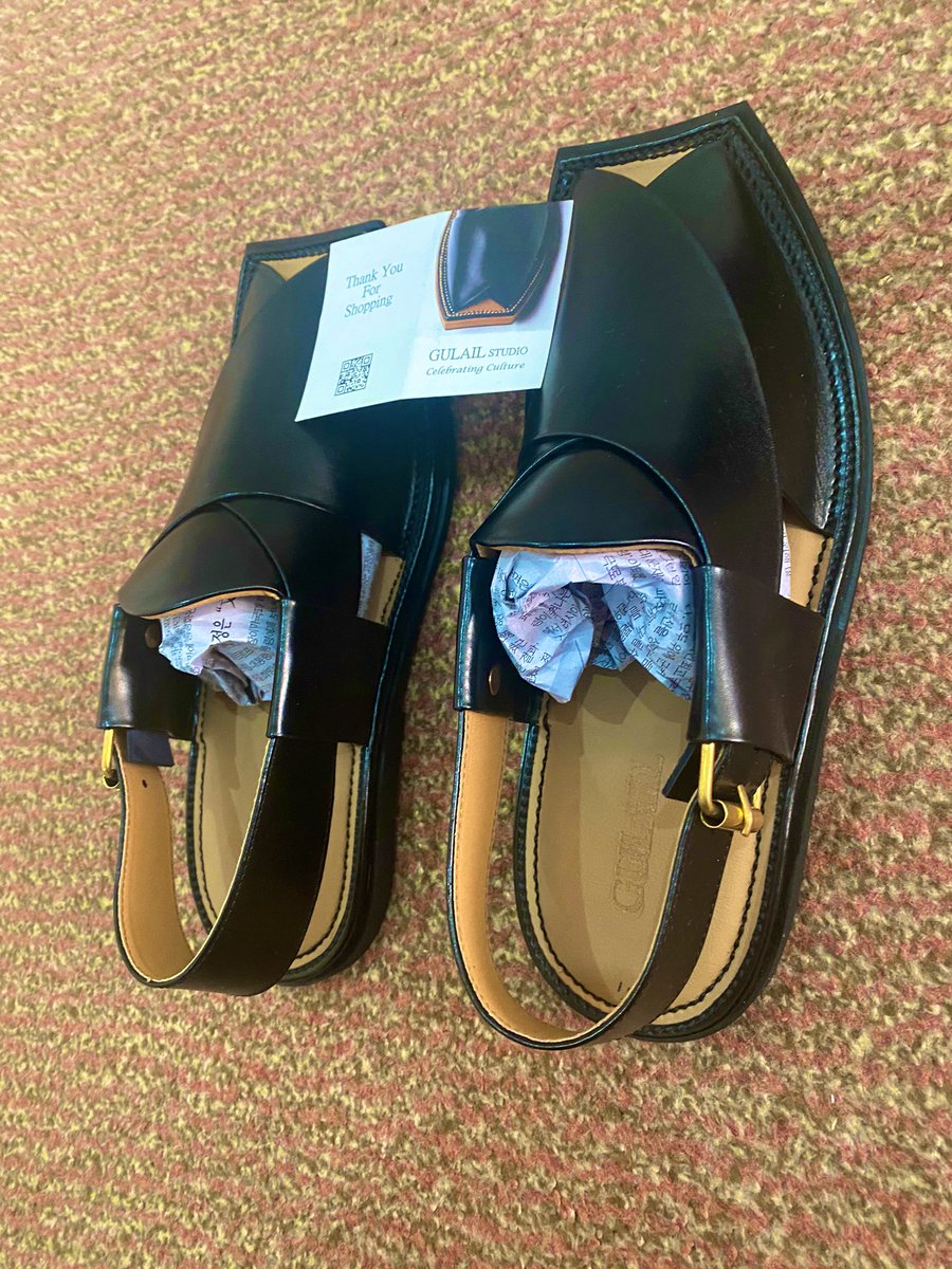 IhsanTipu's tweet photo. Just got myself these amazing Saplay delivered from @Gulailstudio ; handcrafted with the finest leather and most comfortable to wear. Highly recommend for those wanting to book their orders for Eid. https://t.co/Hmgi1C0lDe