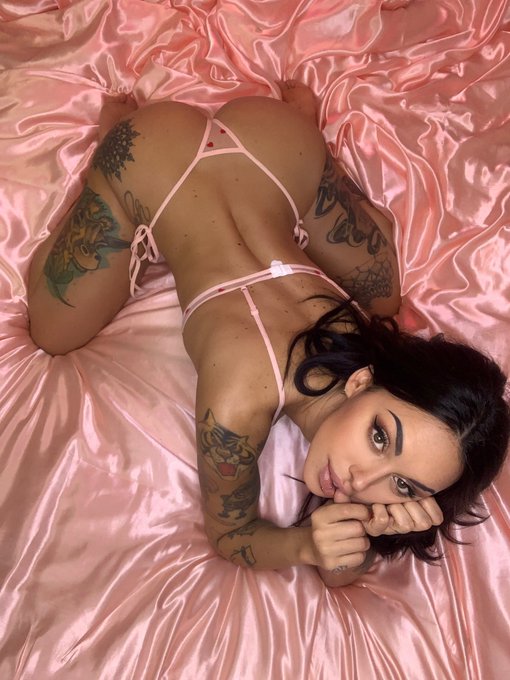 2 pic. Oggi sul mio #Onlyfans il nuovo CONSIGLIO SEGAIOLO DELLA SETTIMANA, dedicato alla magnetica  @YegolaModel