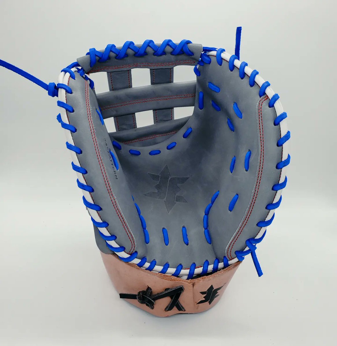 Our Omega Series™️ Softball Catcher's Mitt is quickly becoming the #1 choice for many players and coaches - 3️⃣🔼3️⃣🔽

3up3downsports.com