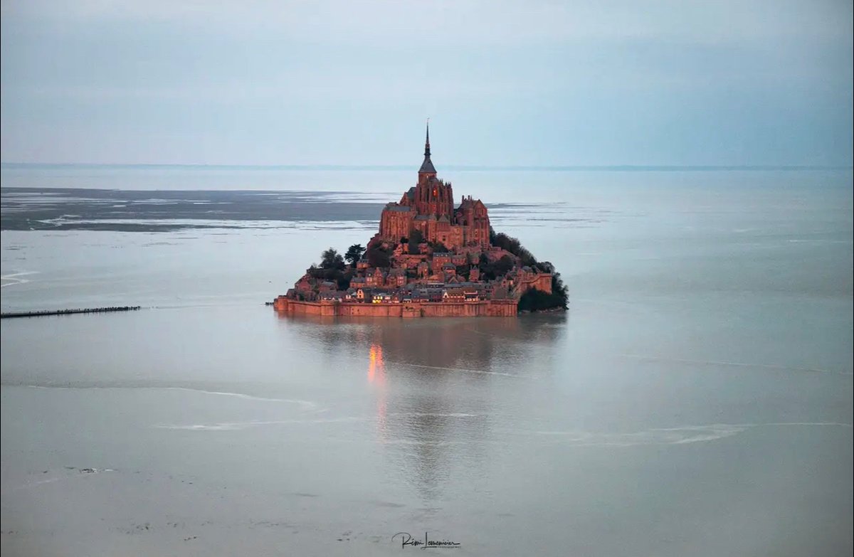 #GrandesMarées 🌊
Un spectacle naturel qui se déroule matin et soir plusieurs fois dans l’année lors de forts coefficients. 
Depuis ses travaux de rétablissement du caractère maritime, plus de parking au pied du #MontSaintMichel qui redevient une île par la même occasion.