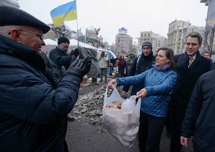 IAstrium's tweet photo. @BzhNafoFella @YvesPDB Les 🇺🇸 organisent un coup d'État en 🇺🇦 en 2014 (soutenu par 🇪🇺). C'est ce que l'on appelle la "défense des valeurs de démocratie et de souveraineté". #Orwell #FuckTheEU #Nulland https://t.co/YHPwqGfBgE