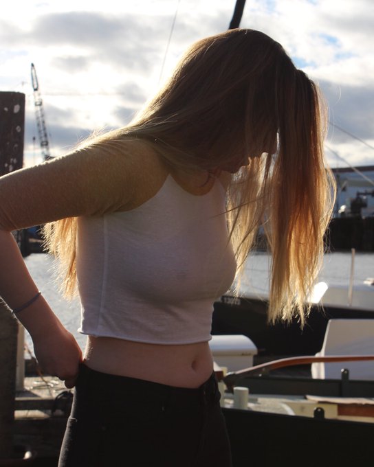 Throwback to when I was 18 and would walk around in public like this to see who stared at me 😛 https://t