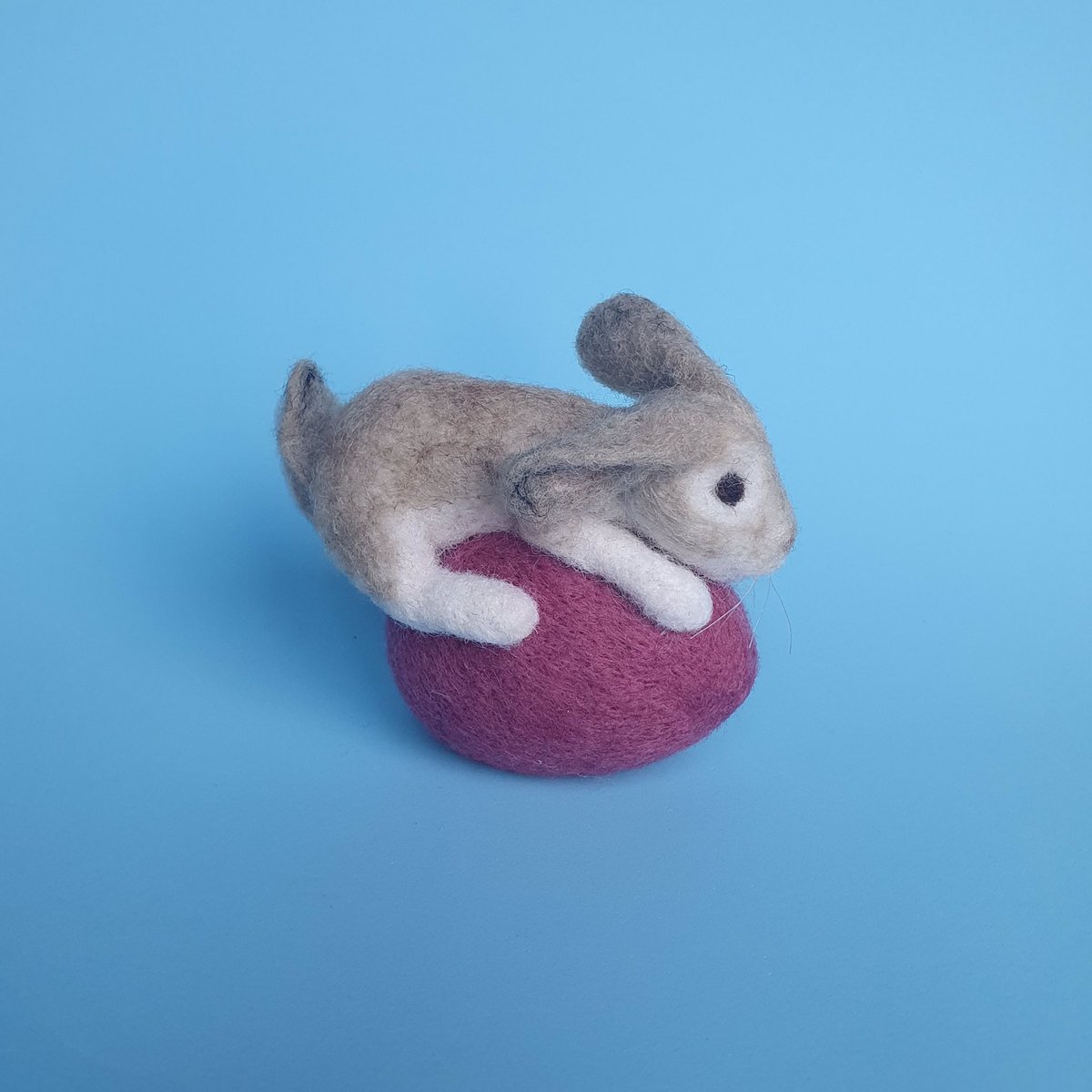 NWFelts's tweet photo. Hang on there little bunny! Perfect calorie free #Easter egg!
https://t.co/jap5YVcd7z
#needlefelt #needlefelted #needlefelting #woolsculpture #fibreart #handmadeuk #creations #creative #wool #bunny #babybunny #handmadeeasteregg #handmadeindevon #easterrabbit #easterbunny https://t.co/Okwu56oAWw