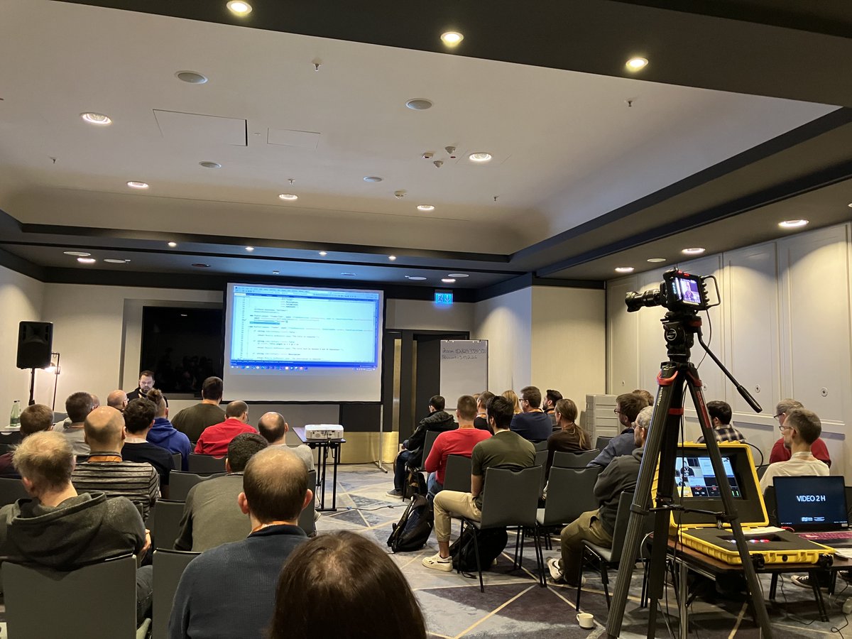 BASTAcon's tweet image. 👩‍💻💡Wofür sind Minimal APIs geeignet?
Marcus Kaseder beleuchtet hier die verschiedenen Möglichkeiten eine Minimal #API aufzubauen und vergleicht diese mit dem klassischen Controller Ansatz. #BASTAcon #MinimalAPI