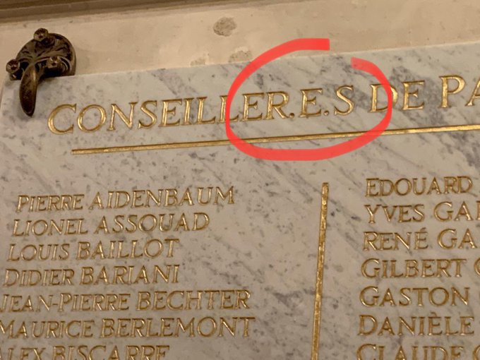 🇫🇷 FLASH - L’association de défense de la langue française #Afrav attaque en justice la mairie de #Paris pour une inscription commémorative écrite en écriture inclusive présente au sein de l’Hôtel de Ville. (Le Parisien)
