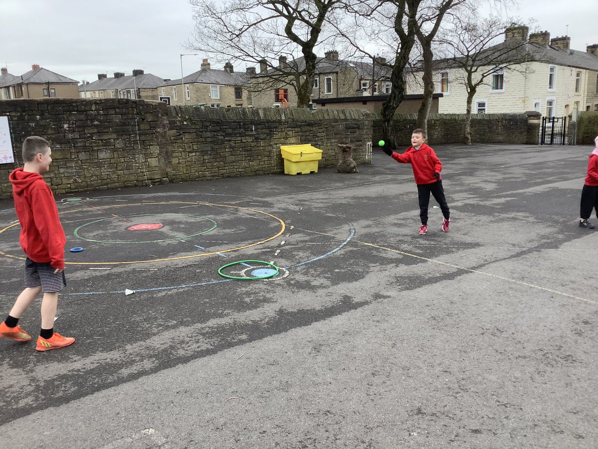 pp_accrington's tweet image. Starting our new tennis unit with some superb throwing and catching skills on display. Using both hands, hitting a target, overarm and underarm and then some competition! #class14