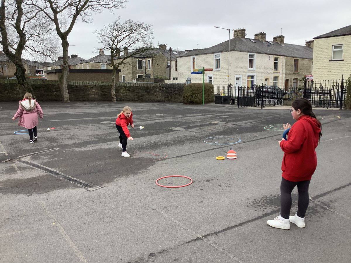 pp_accrington's tweet image. Starting our new tennis unit with some superb throwing and catching skills on display. Using both hands, hitting a target, overarm and underarm and then some competition! #class14