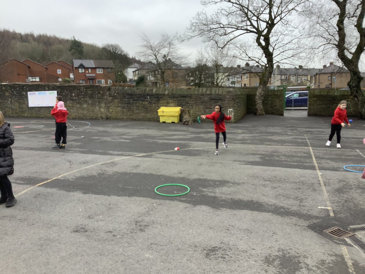 pp_accrington's tweet image. Starting our new tennis unit with some superb throwing and catching skills on display. Using both hands, hitting a target, overarm and underarm and then some competition! #class14