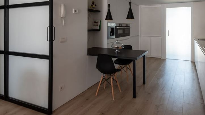 SpainPergo's tweet image. ¡Qué maravilla nuestro laminado Roble Costa en esta vivienda en Barcelona! Un suelo con un carácter natural y atemporal, que además es muy resistente al agua por su tecnología #AquaSafe 👉 pergo.es/es-es/laminado… #Pergo #suelos #interiorismo #sueloslaminados #hogar #casa #diseño