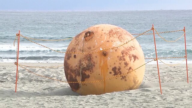 livedoornews's tweet photo. 【海外製】海岸で見つかった鉄球のような物体、正体は「ブイ」か 静岡
https://t.co/PIyQHoZw3Z

浜松土木事務所は「金属製、球体で浮きとして使うのですけれど、漁業とかそういったものに使うのではなく、調査用のセンサーなどそういったものを設置する時に使われているようです」と話した。 https://t.co/7iBk2jhH3C