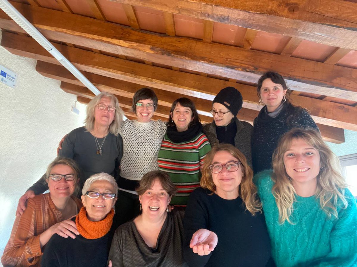 LaRenegacoop's tweet photo. Han marxat 3 sòcies de dret d'ús, i ens han portat llavors de milpa, que ara elles custodien per plantar-les quan sigui el moment. Ara elles ja són comunitat ampliada. Com la milpa, La Renegà som un entorn de suport mutu per al sosteniment de la vida i de les lluites feministes💜 https://t.co/EnK1qHXlJ9