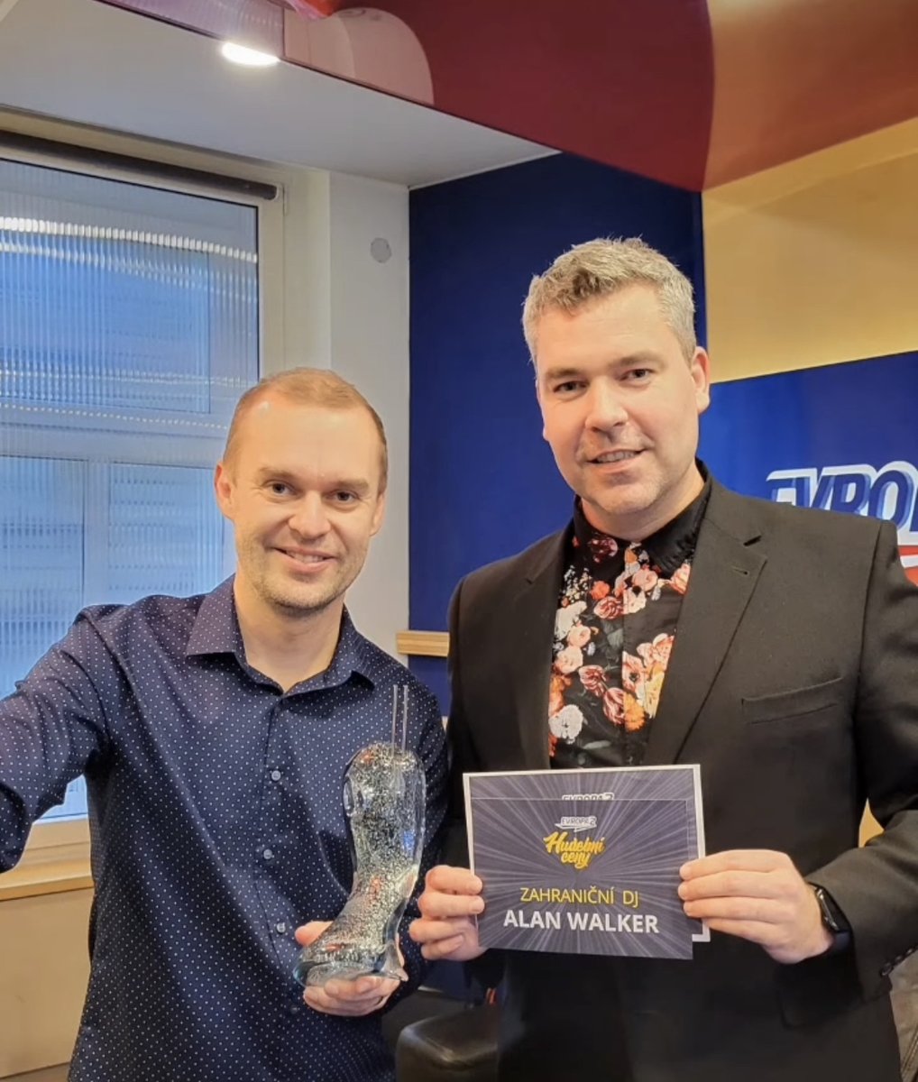 ondravodny's tweet photo. @Evropa2 předávala hudební ceny. Bylo mi vyhlásit, společně s kolegou Pavlem Cejnarem, vítěze kategorie zahraniční DJ - stal se jím @WALKERSKINGDOM_ , tomu gratuluji. V kategorii domácí DJ jsem získal 3. místo a za to moc děkuji každému jednomu fanouškovi, který hlasoval! Děkuji https://t.co/0NmB2faX5x