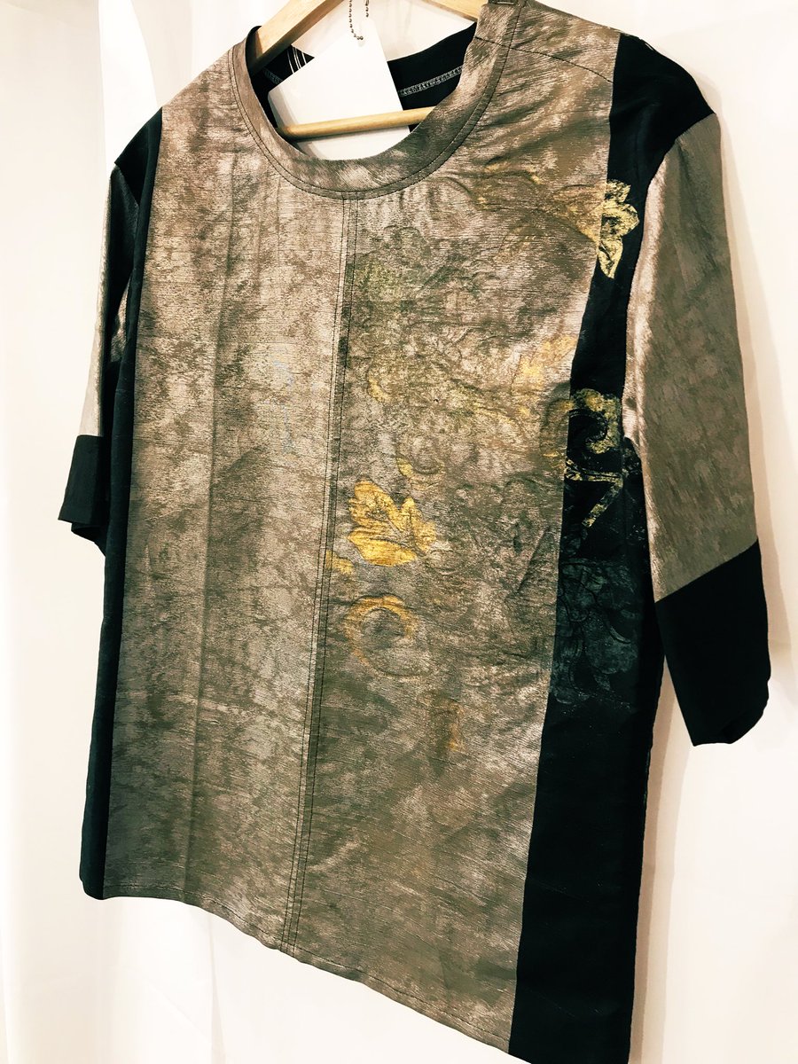 「すごいシャツを買った。金箔を貼った古い帯をリメイクして足袋のこはぜ付き。Bank」|ナカムラクニオ Kunio Nakamuraのイラスト