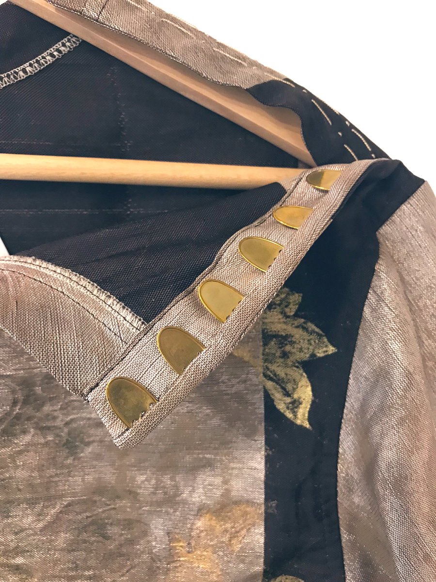 「すごいシャツを買った。金箔を貼った古い帯をリメイクして足袋のこはぜ付き。Bank」|ナカムラクニオ Kunio Nakamuraのイラスト