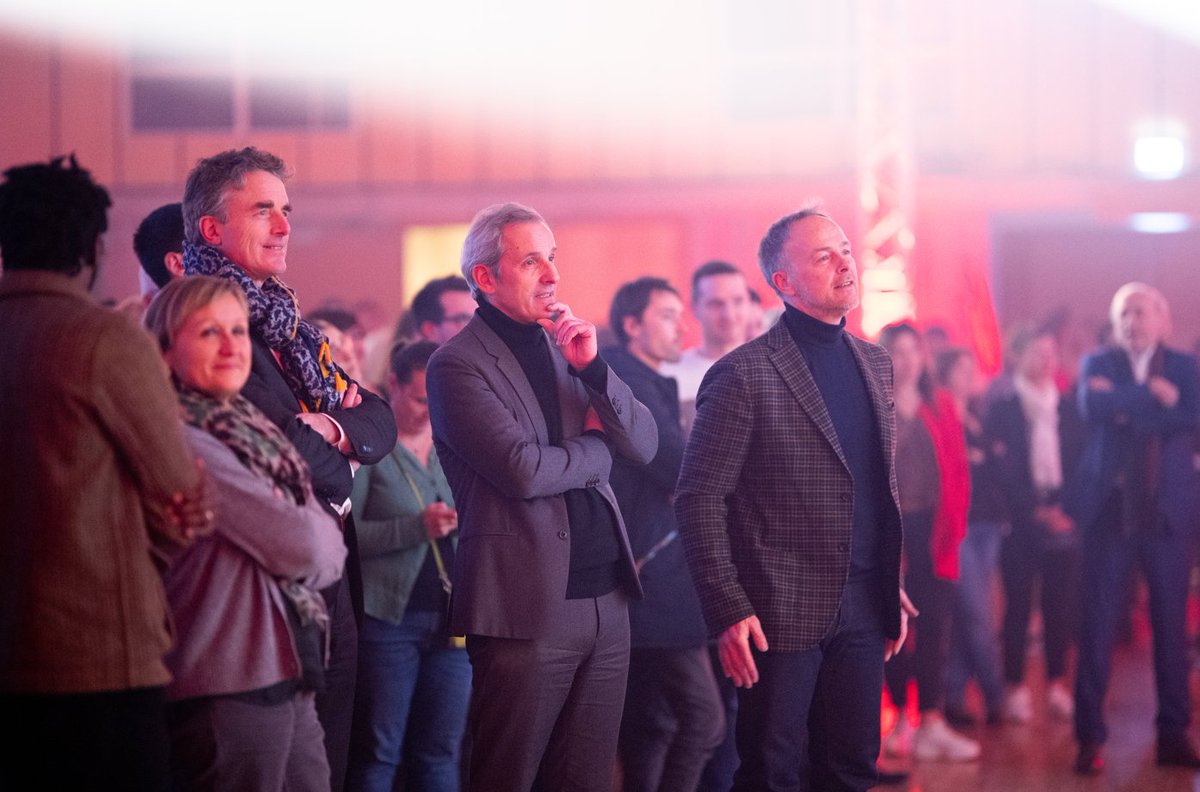 EveLlauroBarres's tweet image. Après 2 ans de réunions à distance et hybrides, “se rassembler” hors des bureaux est devenu un vrai sujet !
En 2023, nous avons une meilleure perception de l’utilité des moments conviviaux, des journées hors les murs pour  penser et travailler différemment. #FuturOfWork