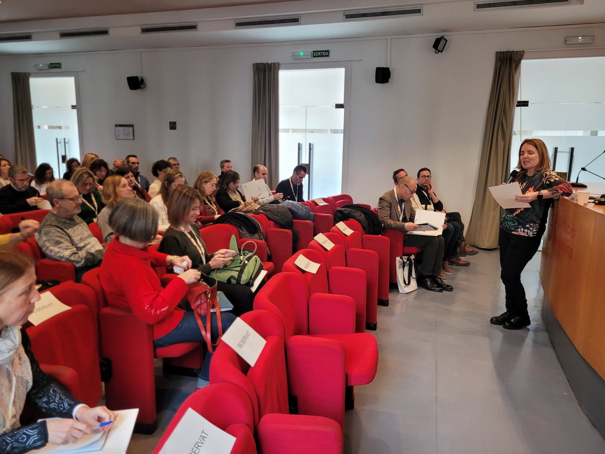 bibliotequesXBM's tweet photo. La gerenta de Serveis de Biblioteques de la @diba , Marta Cano, dona la benvinguda als regidors i tècnics municipals de l'àmbit de la cultura que venen a conèixer el #ModelXBM https://t.co/idgqJHDwa3