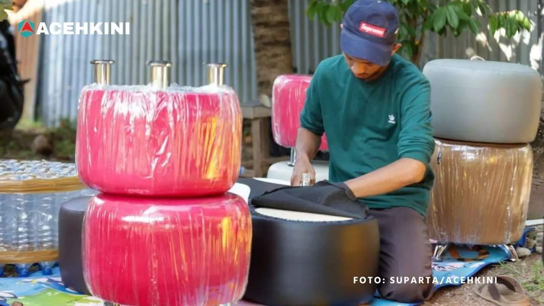Untuk bahan baku botol plastik bekas, menurut Zainuddin sejauh ini masih mudah diperolehnya. Selain dari tetangga di lingkungannya, juga mencari sendiri. m.kumparan.com/acehkini/foto-…

#acehkini