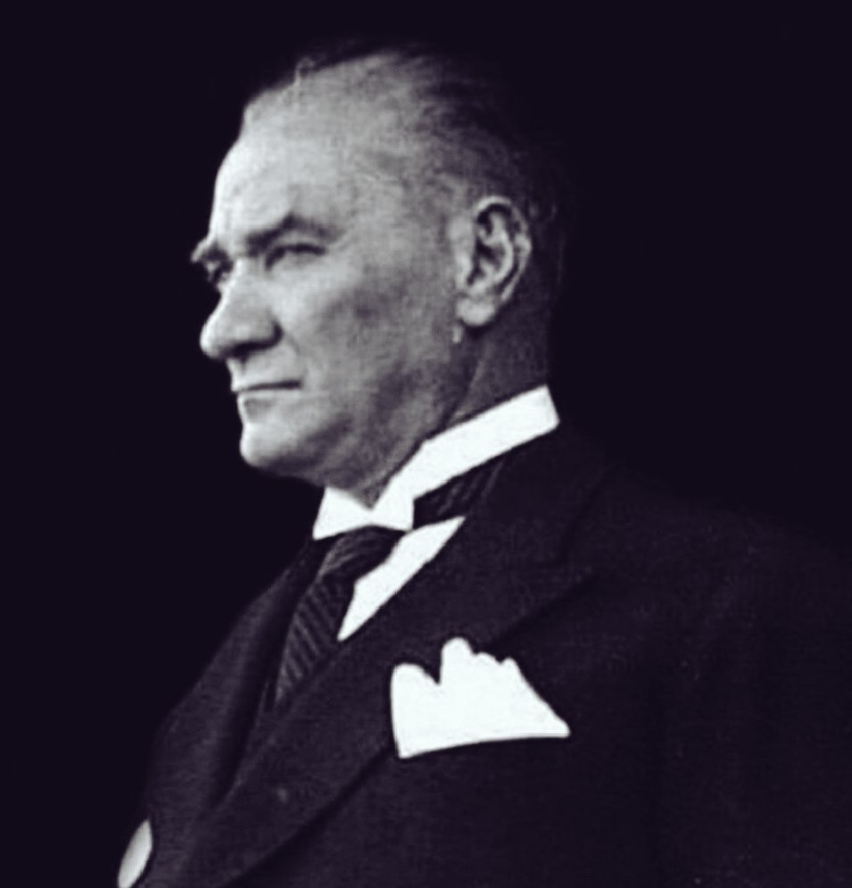 "Bu millet Atatürk'e yaptığı ihanetin bedelini çok ağır ödeyecek!"
(Yaşar Nuri ÖZTÜRK) 

Rahmetli hocanın şu sözünü afiş yaptırıp Türkiye'nin tüm caddelerine tüm sokaklarına asmak istiyorum..