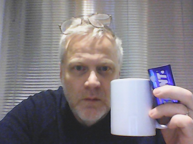 Ákvað að vera gamall karl með lesgleraugu á hausnum, kaffibolla og Smint til að reyna að fela kaffi andfýluna. Be Afraid - Be Very Afraid!