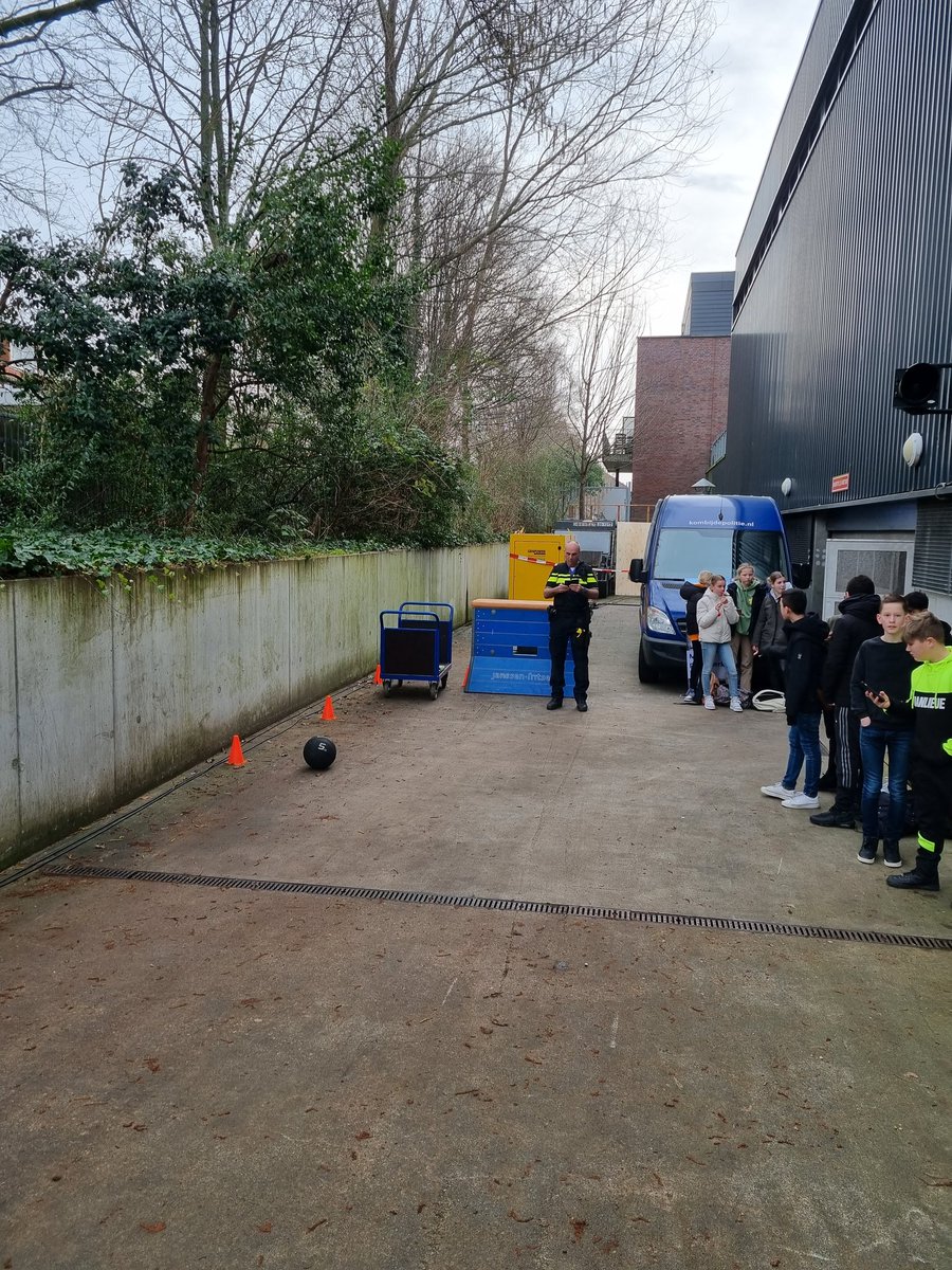 Vandaag met collega Alex aanwezig met de wervingsbus op het #loket #Zwijndrecht om middelbare scholieren enthousiast te maken voor het prachtige politievak  #werving #politie