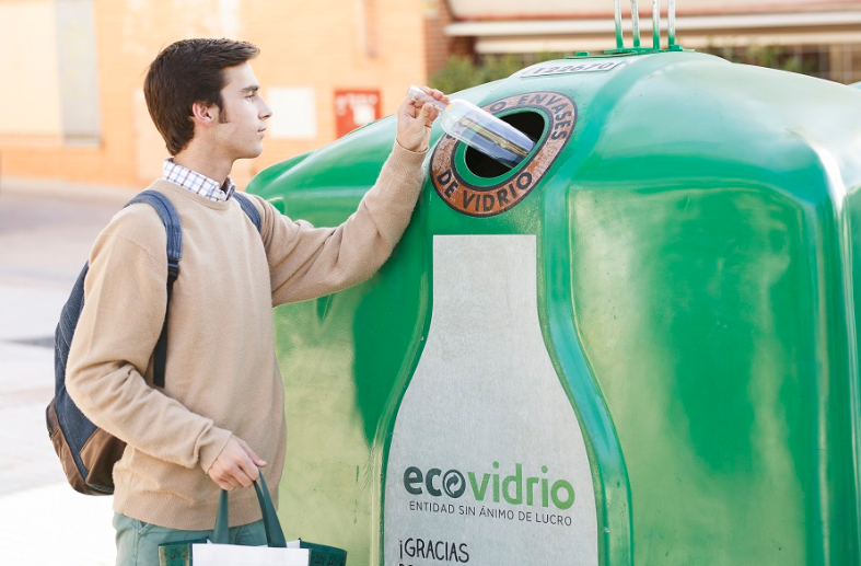 SogamaXunta's tweet photo. 📰A recollida selectiva de envases de vidro en España supera as 900.000 toneladas en 2022 e acada o seu récord histórico.
🔗https://t.co/ec2pBNPODf #Sogama https://t.co/jZOHr84z8z