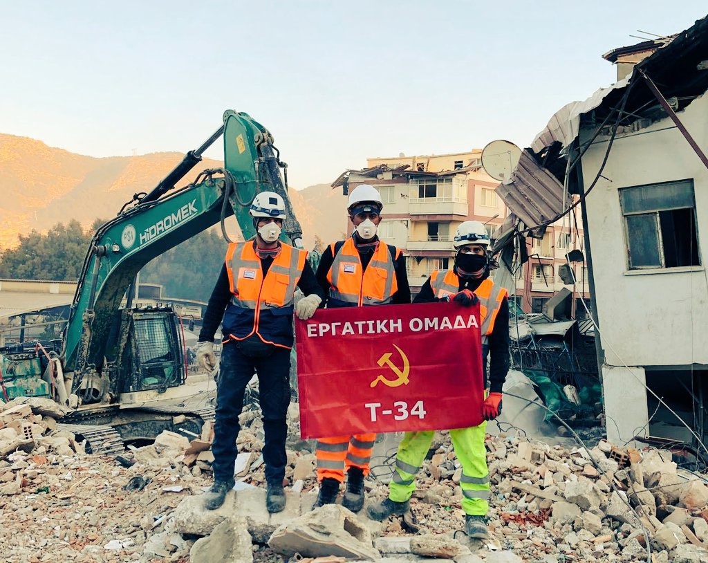 🚨 Tres militantes comunistas de Grecia que viajaron a Turquía para ayudar en las operaciones de búsqueda y rescate de víctimas del terremoto han sido detenidas por la policía antiterrorista turca y puestas a disposición de la policía encargada de extranjería y migraciones.