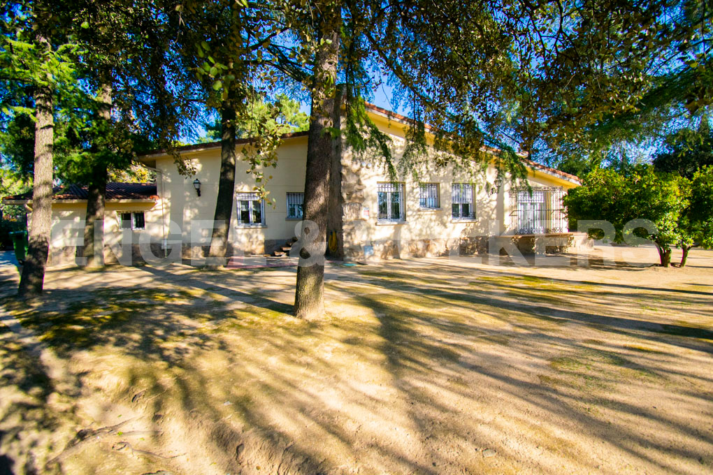 E&amp;V Torrelodones presenta esta oportunidad de vivienda familiar de 347m2 sobre parcela de 2.200m2 en un entorno  tranquilo en plena naturaleza ubicada en zona residencial próxima al centro urbano. Precio: 850.000€
Más info +34.91.859.43.85
ow.ly/Otby50MYXVg