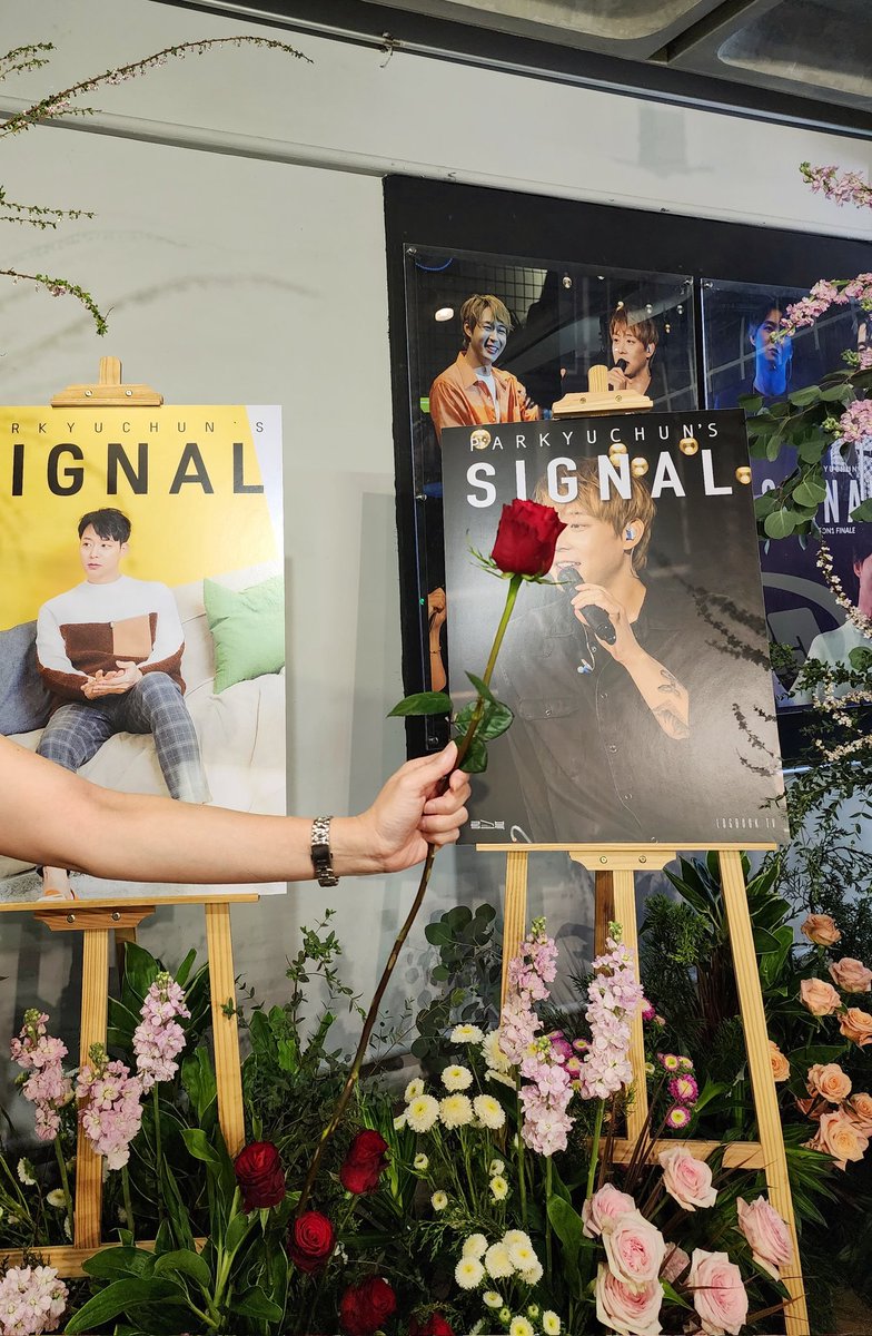 ทาง Logbook เริ่มให้ลงทะเบียนรับบัตรคอนเสิร์ต #YUCHUN_SIGNAL แล้วนะคะ 

ยูชอนมีของขวัญมาฝากแฟนๆ ทุกคนด้วยค่า ทั้ง chocolate และ brownie ที่ตั้งใจทำอย่างสุดฝีมือและดอกกุหลาบแดงส่งความรักถึงทุกคนไปเลยค่า 💗💗💗

#박유천 #ユチョン #朴有天 #ParkYuChun #ยูชอน