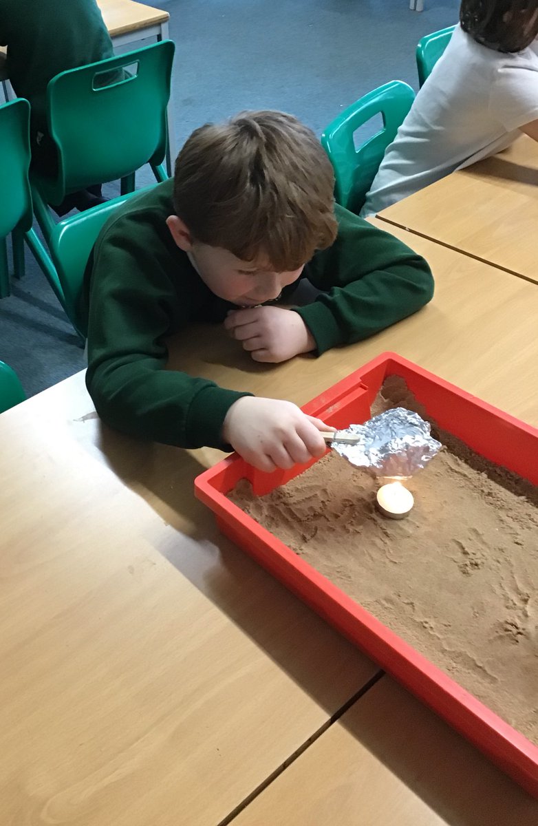 HighwoodPrim4P's tweet photo. Our scientists have been investigating what happens to ice when we apply heat. Will it be a solid, liquid or gas? Make sure you ask us what our observations were! https://t.co/Py4czZgggf
