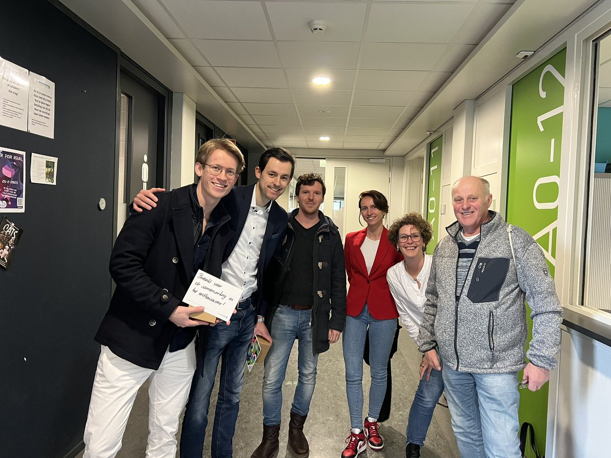 LarsRuiter's tweet photo. Leuk om als oud leerling nu zelf leerlingen van het @rsgwiringherlnt te zien debatteren en te helpen met hun debatvaardigheden. 

Veel talent gezien!

Foto met @CeesMeeldijk, @SharonHak89, @RickBoersen, Jan Dijkshoorn (@CDAHollandsKroo) en Afke Jelgersma (dochter van Sjoerd Jel.) https://t.co/Ywcw5GpE5Z
