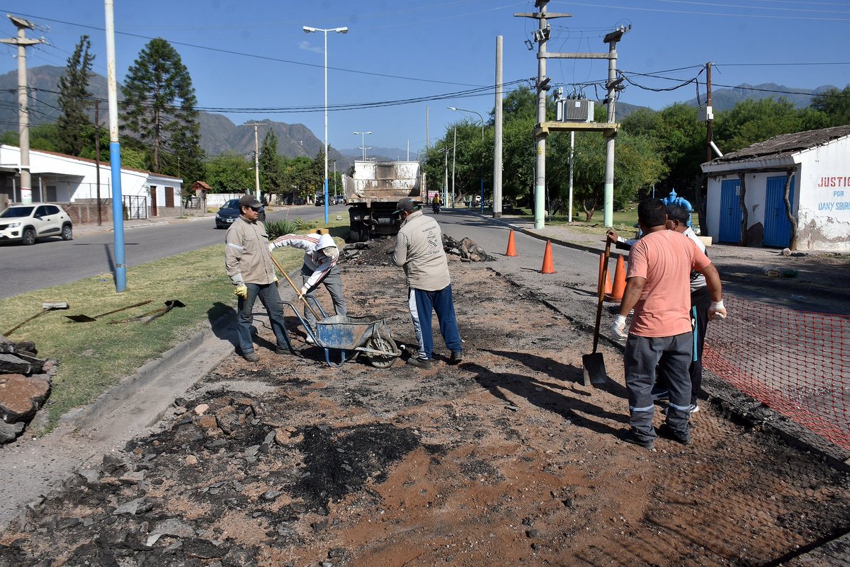 ines_byd's tweet photo. Comenzamos la reparación de la Av. San Francisco en la bajada del B° Panamericano. Invirtiendo recursos propios y del Sistema de Estacionamiento para brindar una solución permanente. El tránsito permanecerá reducido durante 1 semana hasta que culminen los trabajos. #PlanDeCalles https://t.co/NqGqXsX5iM