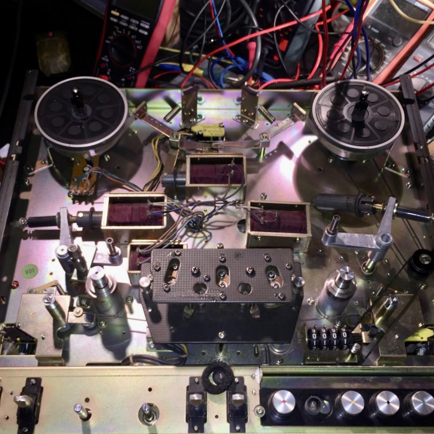 My little patient in a Nuremberg clinic.... Open heart surgery. Get well my friend!

#AKAIGX650D #tapemachine #repair #mechanicart #electronicart #surgery #clinic #heart