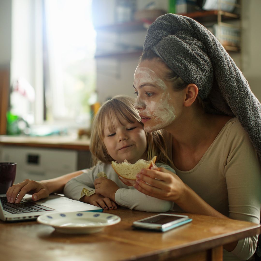 Efferdent's tweet image. ⚠️ STOP THE 93,844,292 THINGS YOU’RE DOING ⚠️ It’s single tasking day! #UseAsDirected  #singletasking #multitasking #singletaskingday #efferdent